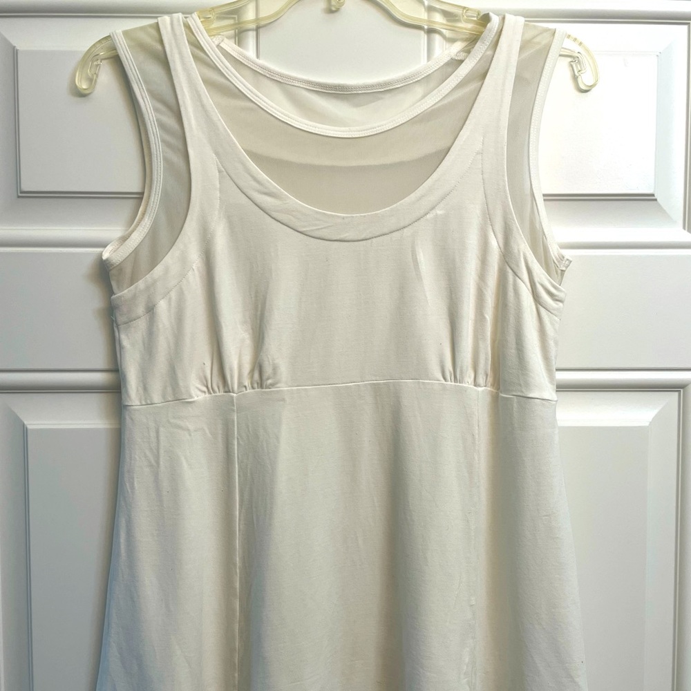 Women’s White tent top medium made of bamboo. Very soft very clean